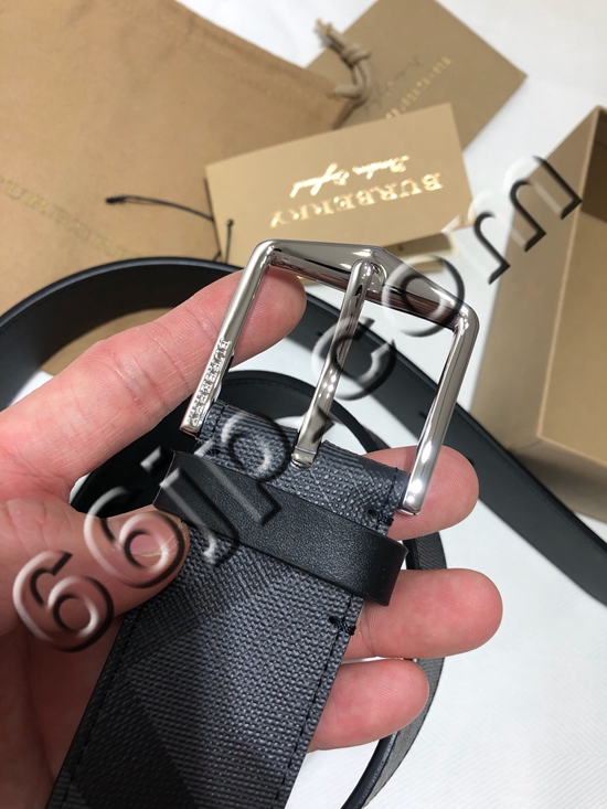 バーバリーベルト素材ディテール